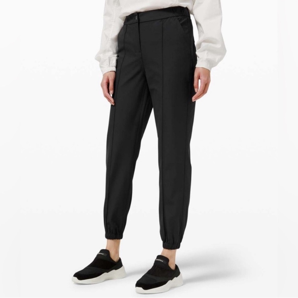 Lululemon Warpstreme High-Rise 7/8 Jogger in Black.